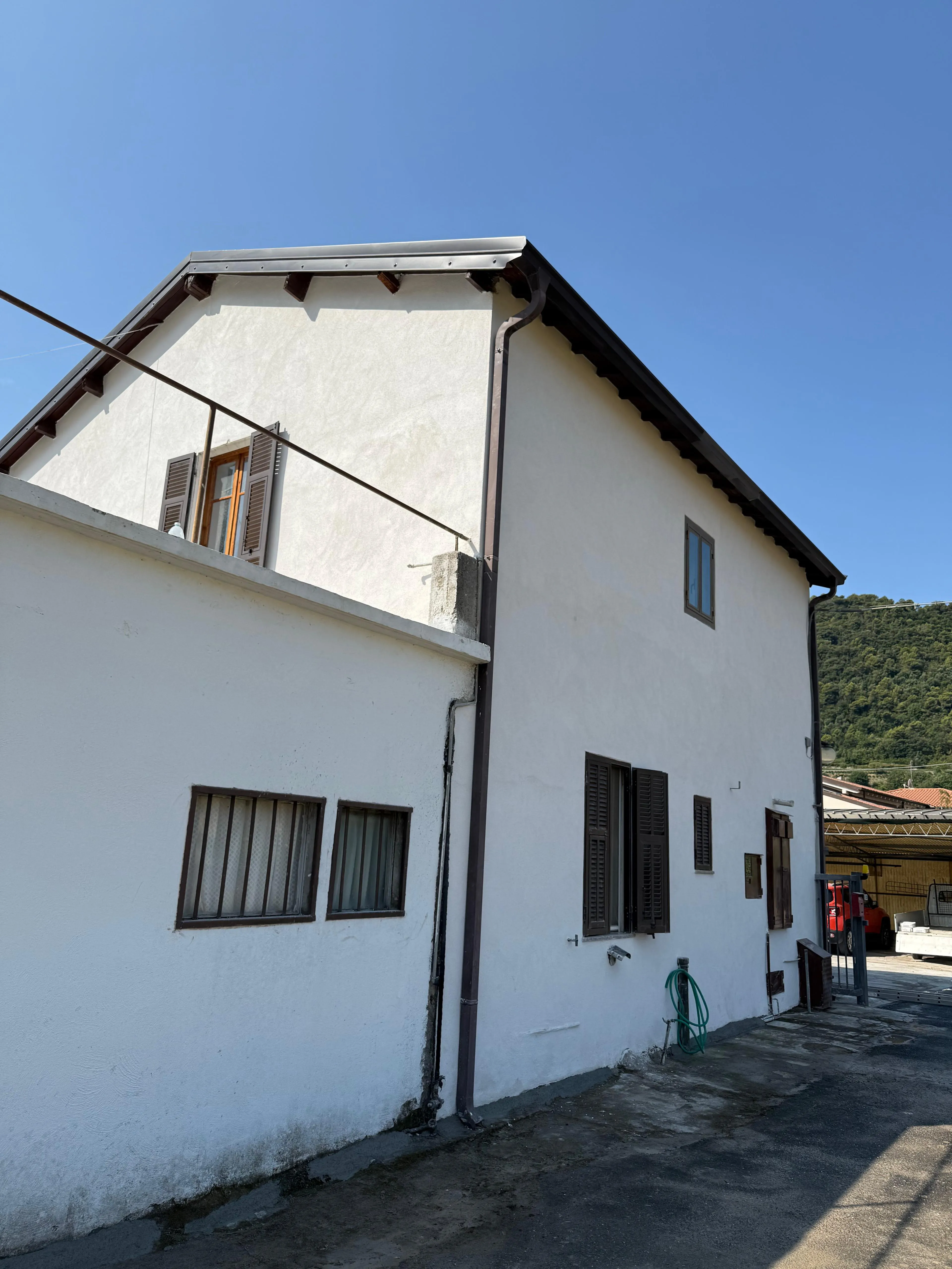 Rifacimento facciata esterna con intonaco, edificio residenziale in Liguria