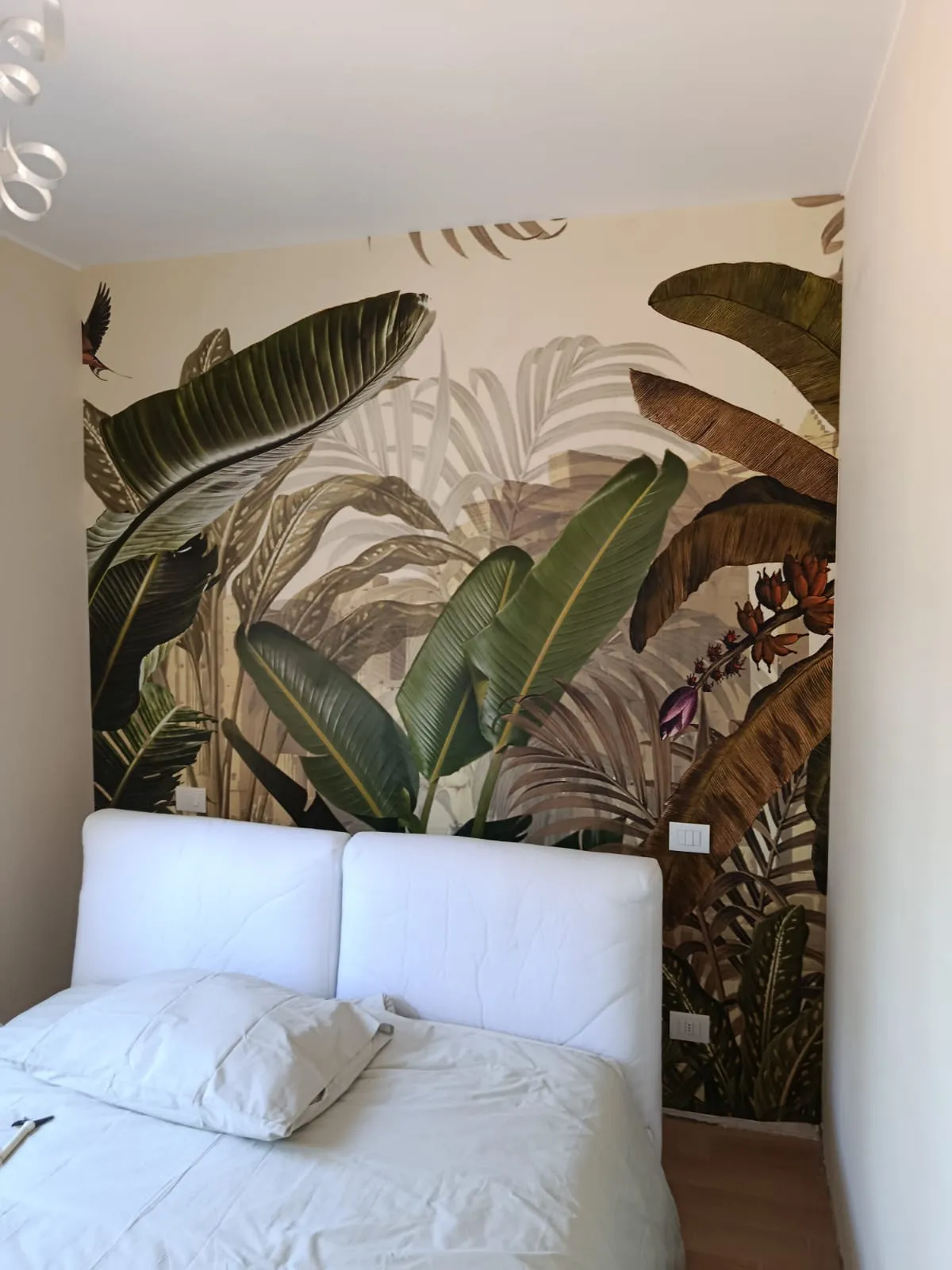 Ristrutturazione interna di camera da letto con carta da parati decorativa