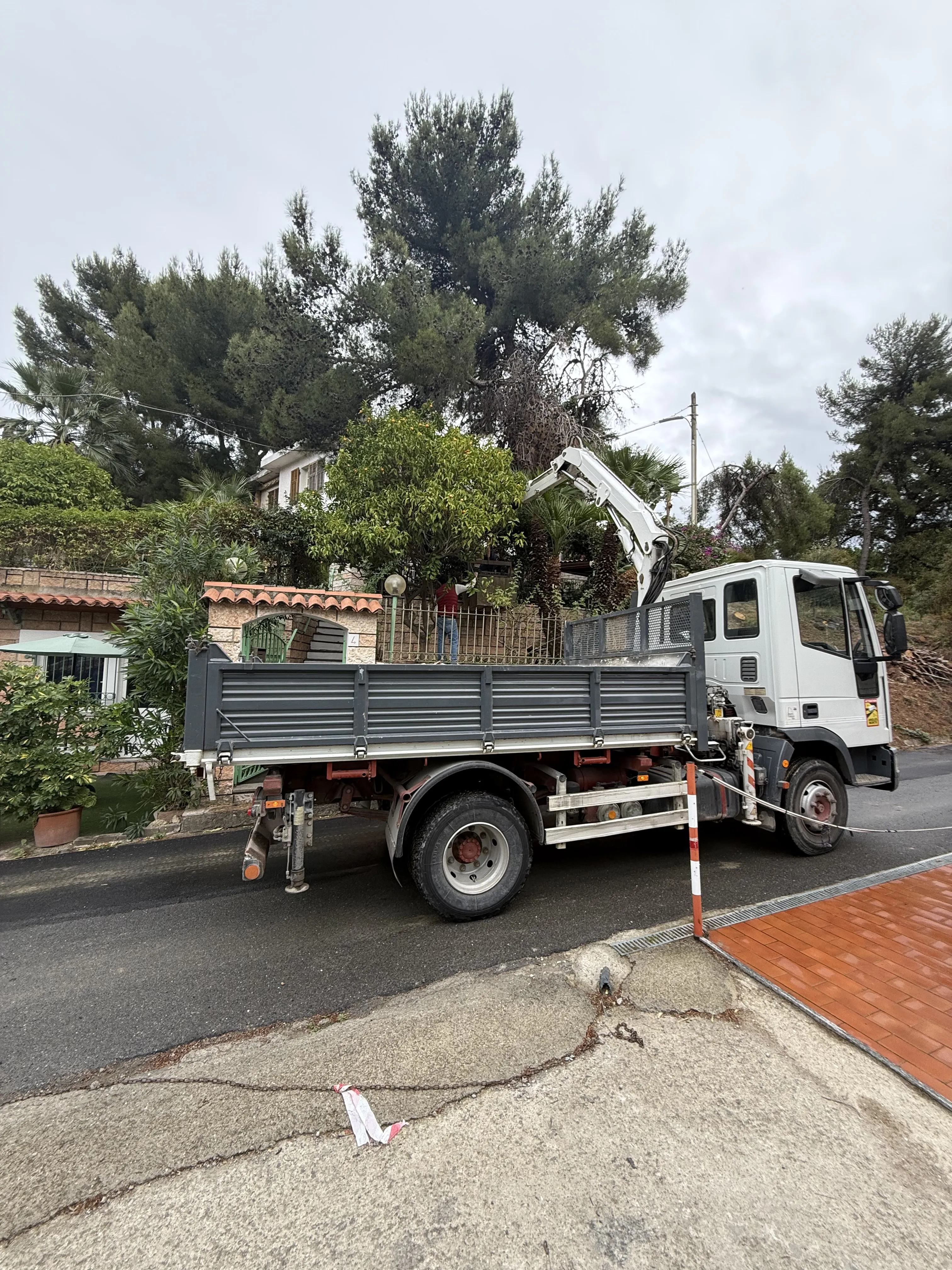 Camion gru in sollevamento materiali in cantiere, Camporosso