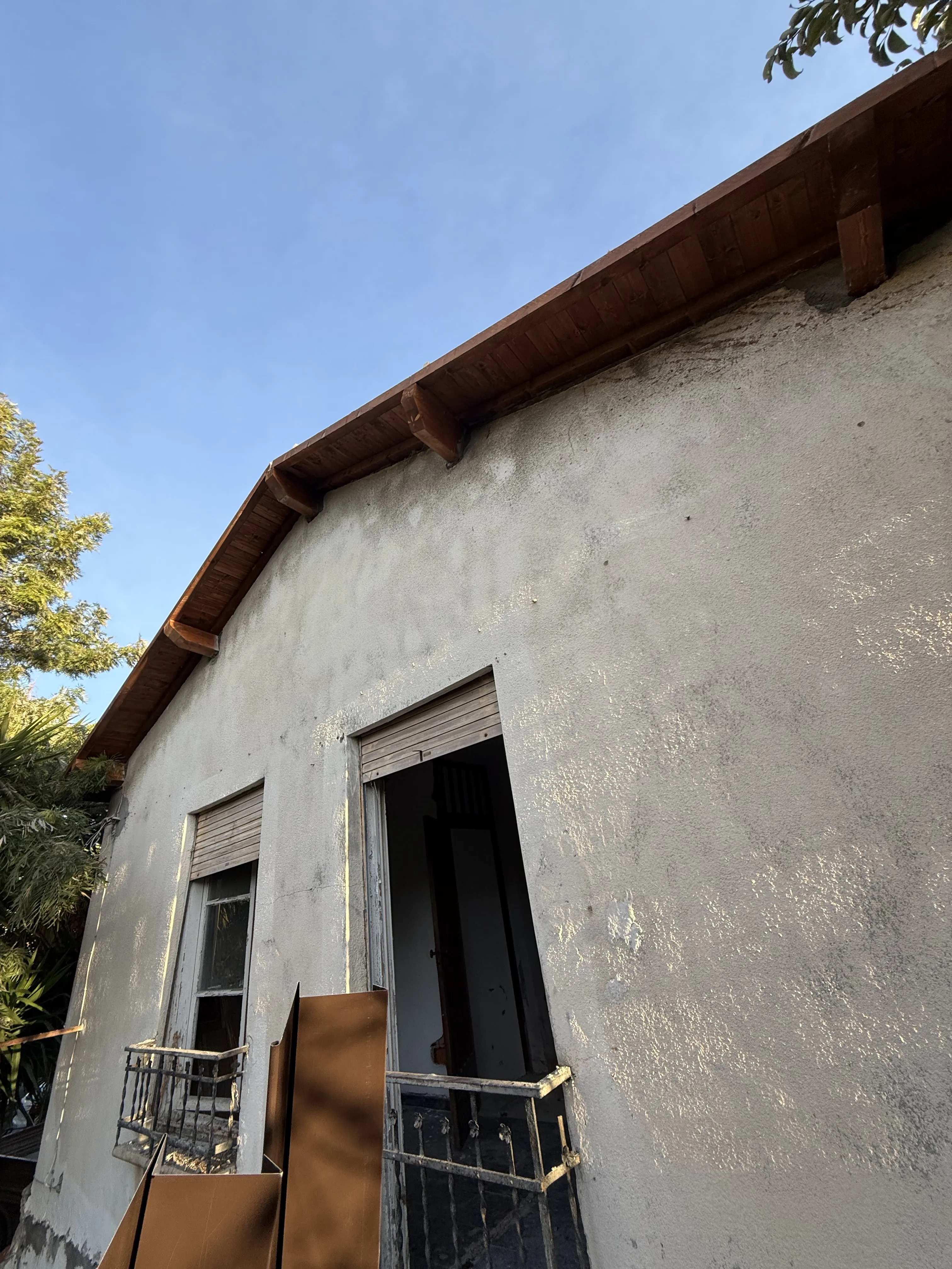 Rifacimento del tetto e intonaco di facciata, Camporosso