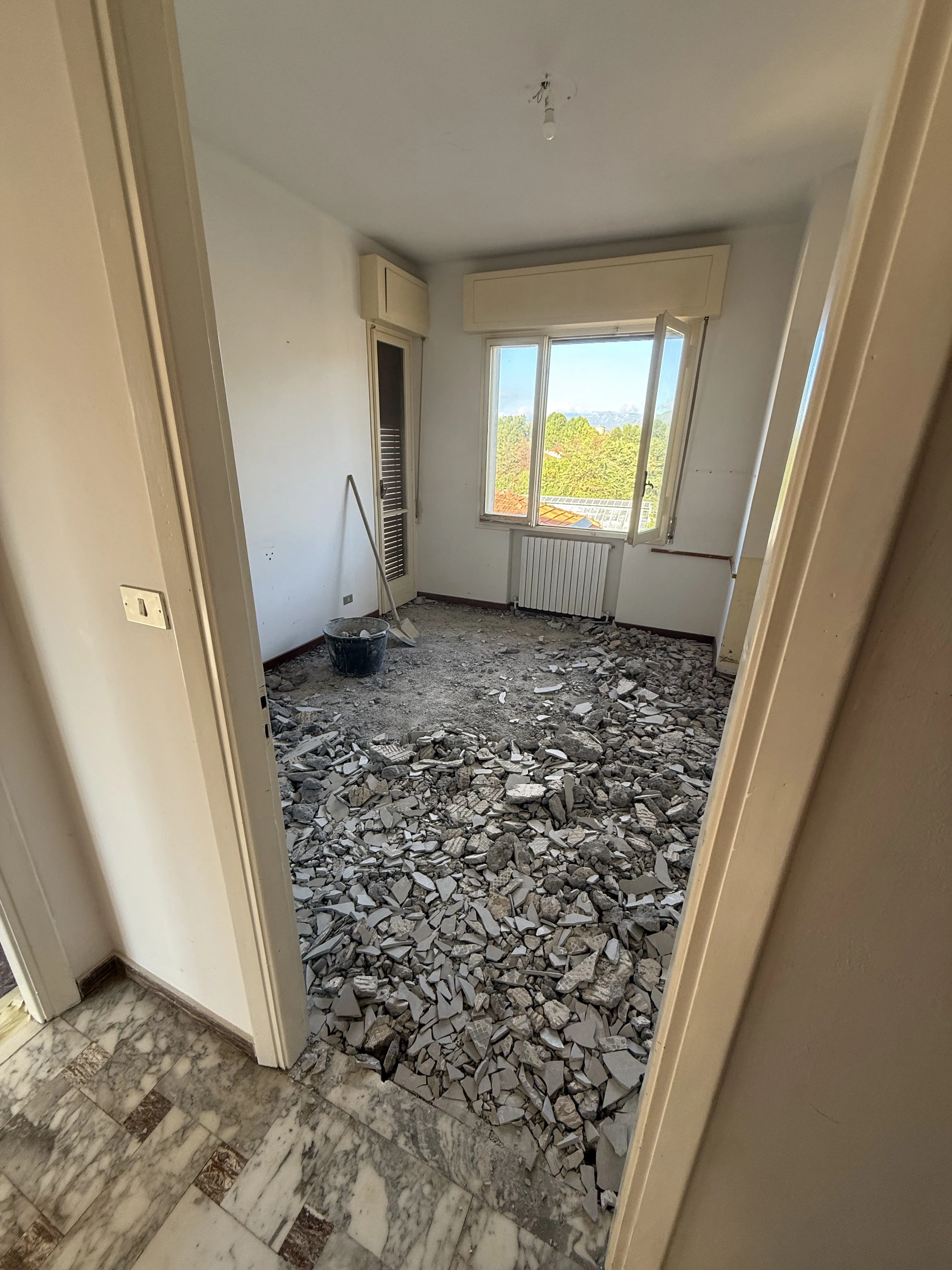 Demolizione del pavimento in fase di ristrutturazione interna, Liguria