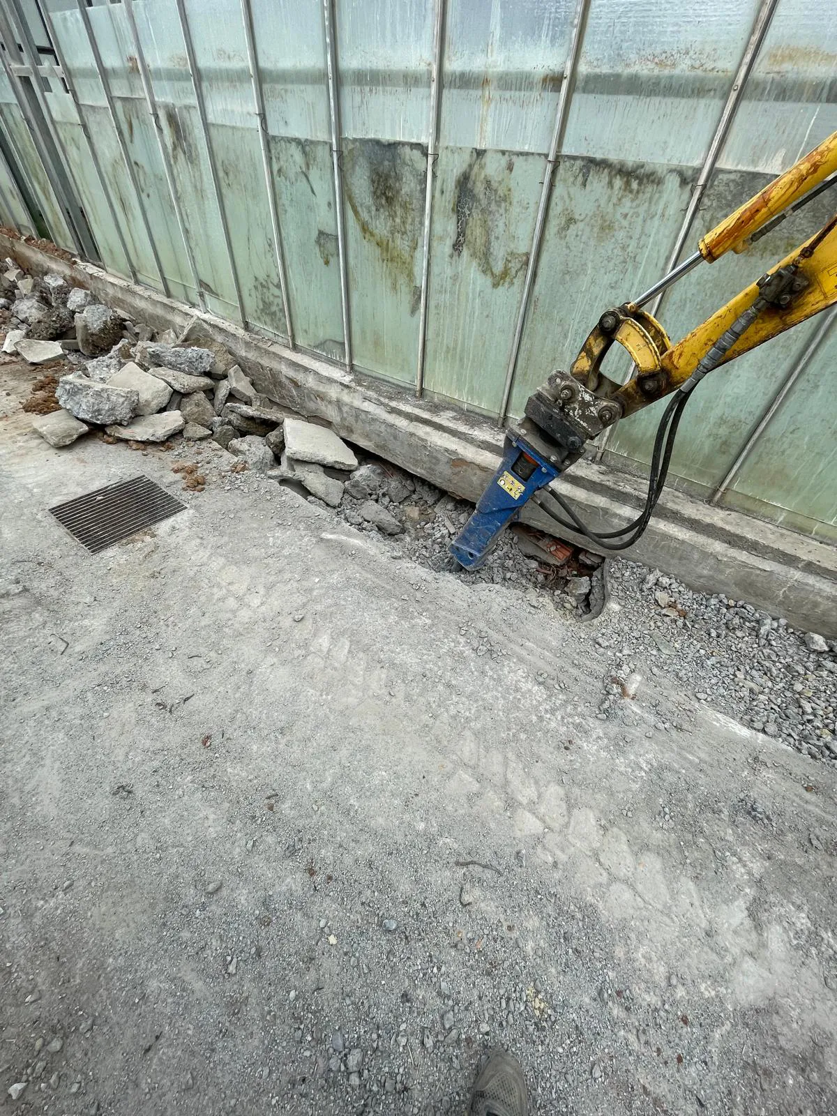 Mini pala in fase di demolizione di un cantiere, Liguria