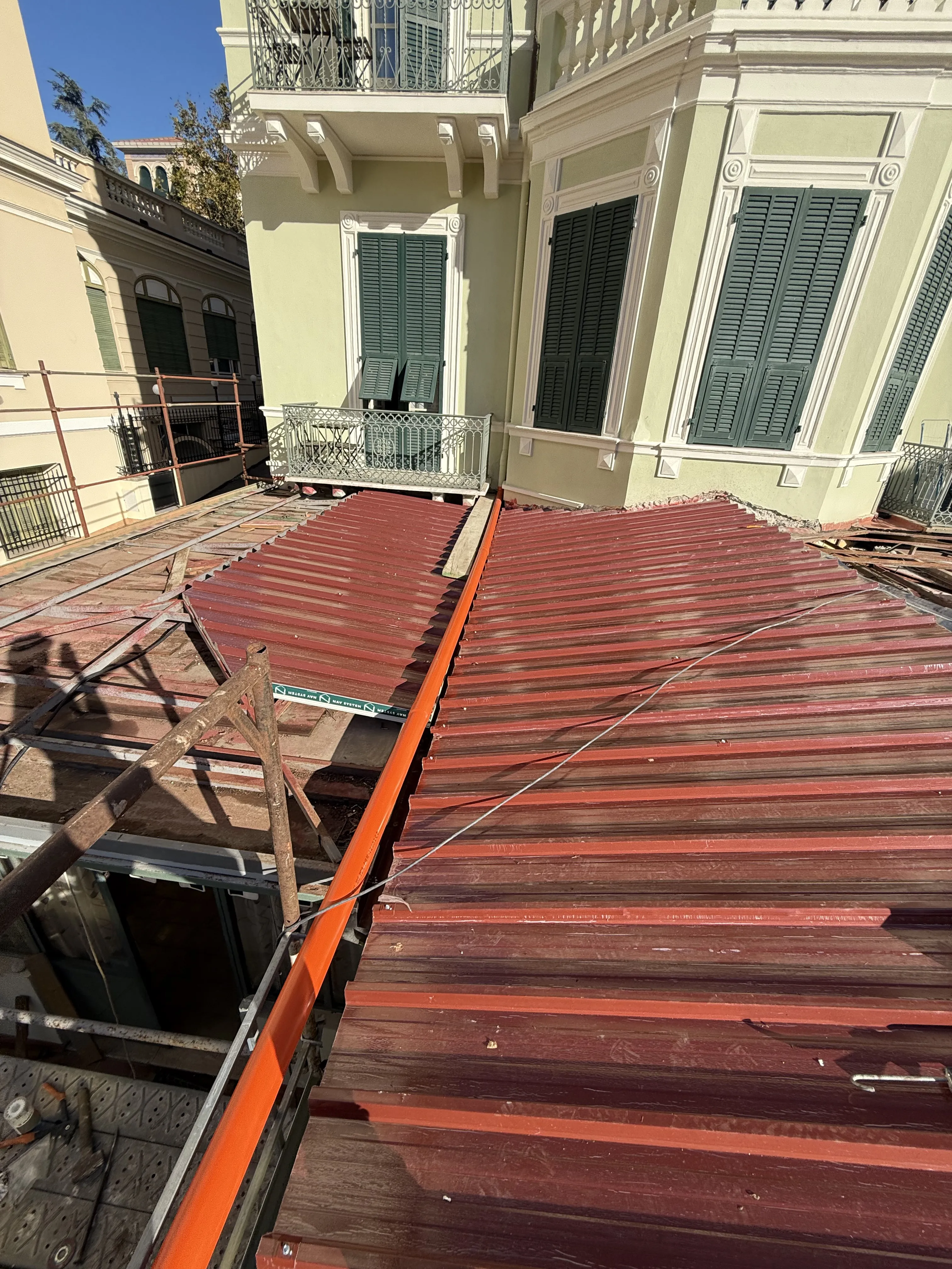 Smontaggio della copertura in lamiera in cantiere