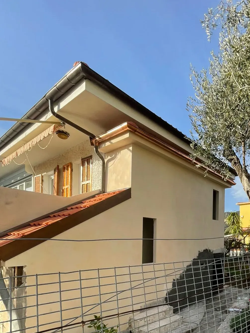 Isolamento e posa della guaina impermeabilizzante su tetto, Liguria