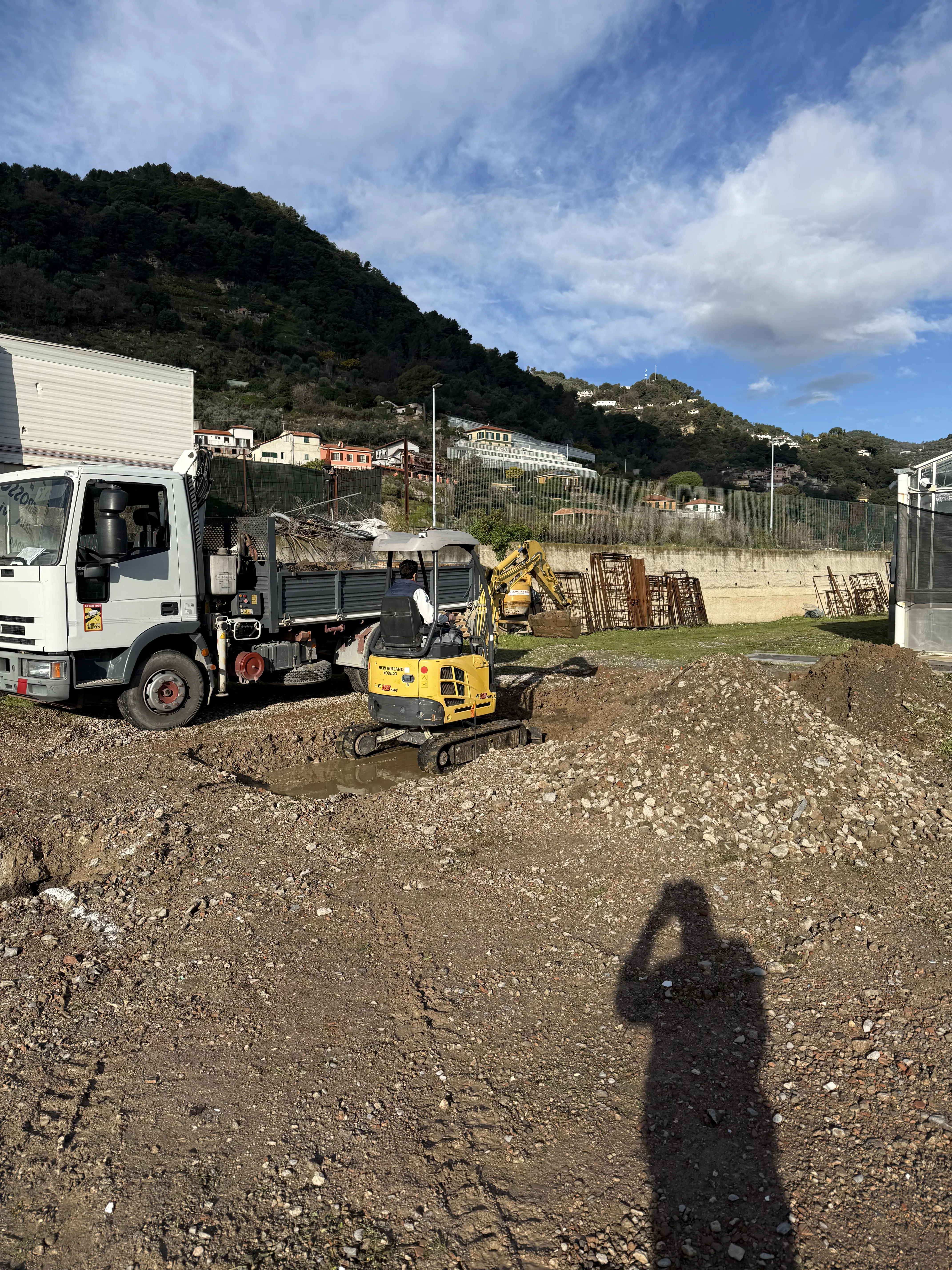 Mini escavatore impegnato nello scavo di fondazione, Liguria
