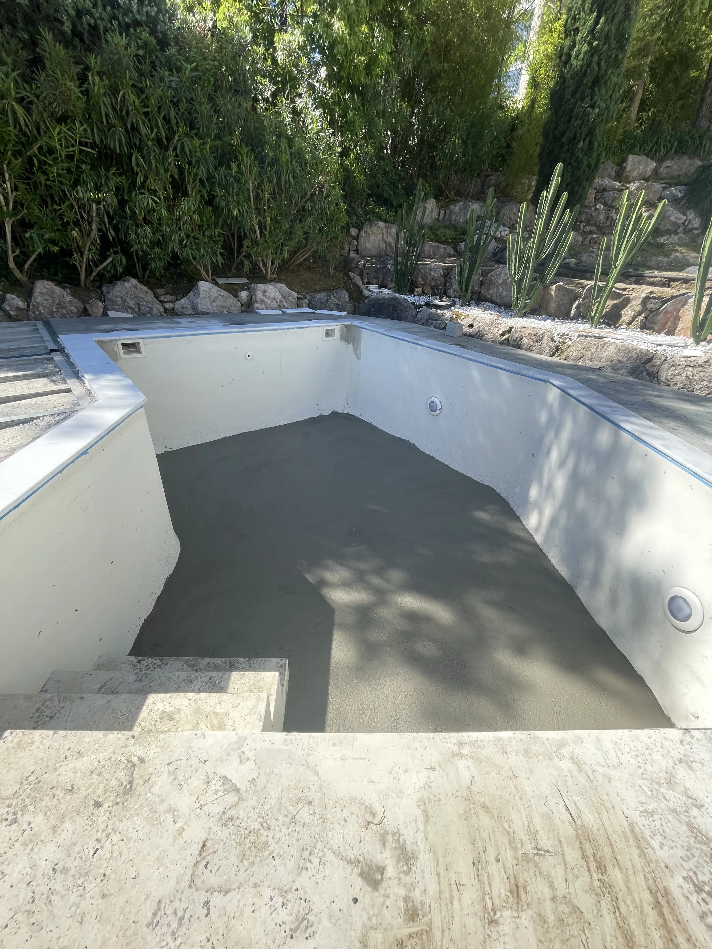 Piscina in fase di intonaco e impermeabilizzazione, Costa Azzurra