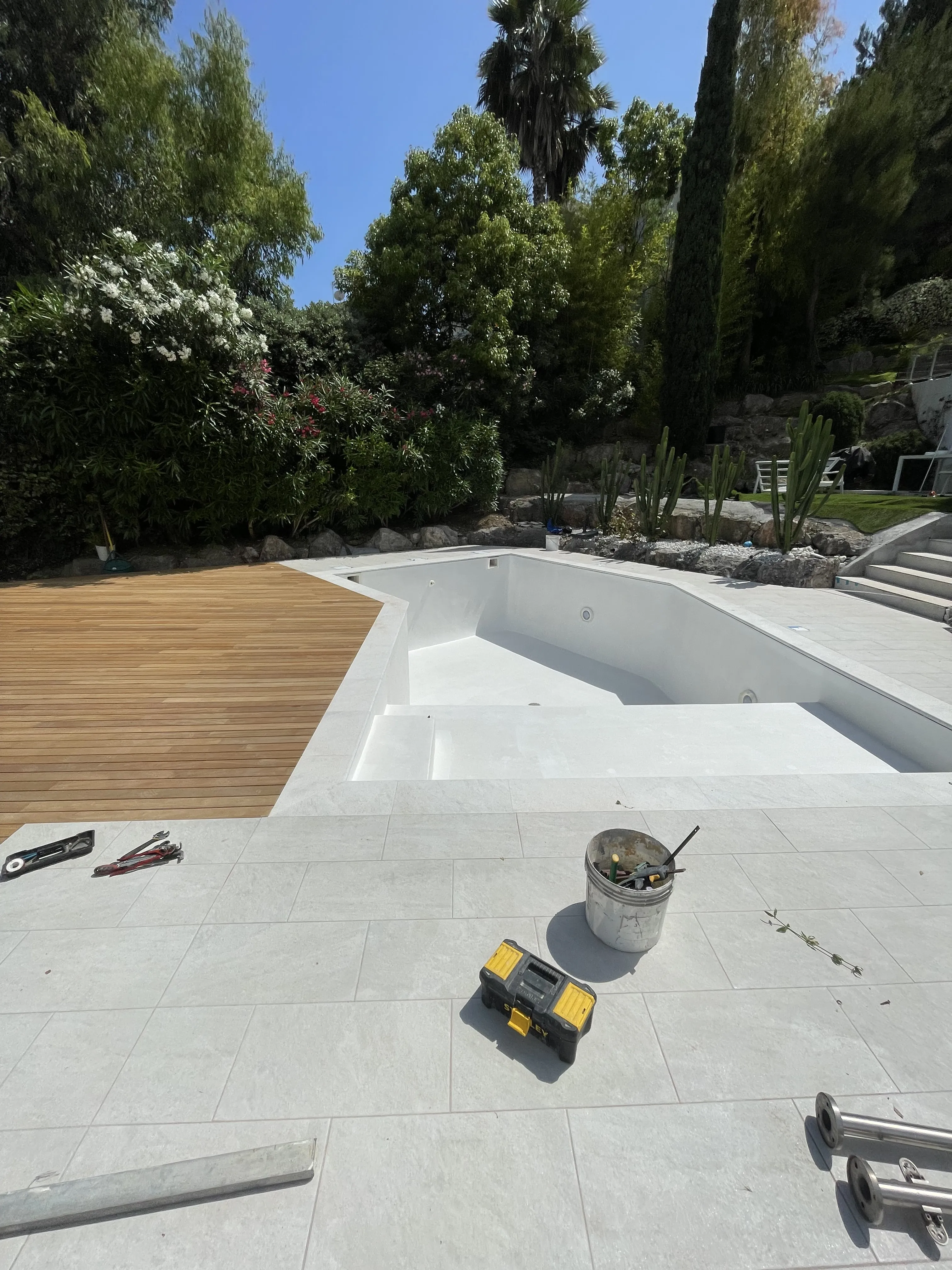 Piscina interrata in gres con terrazzo in legno, provincia di Imperia