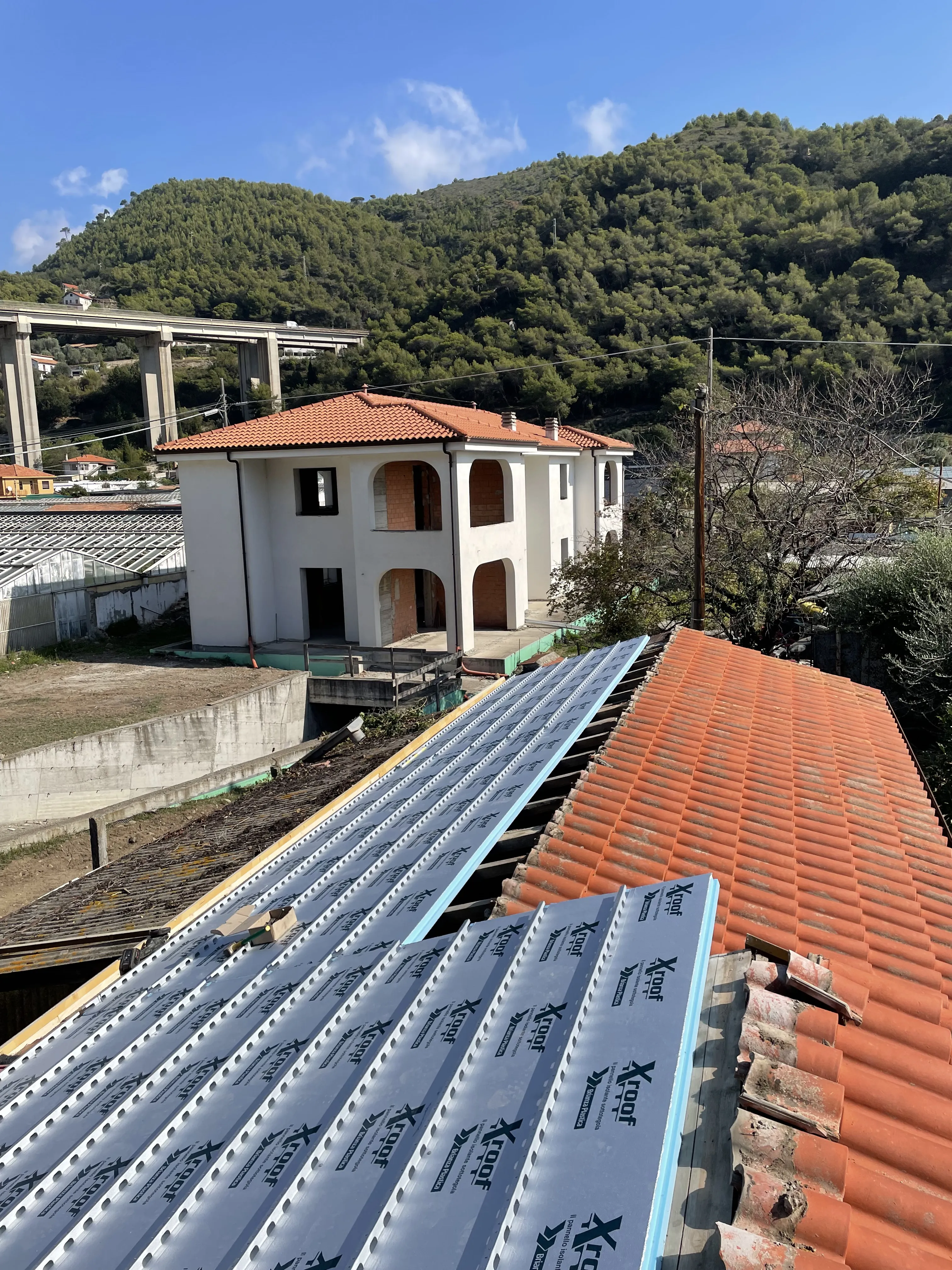 Posa di tegole marsigliesi su tetto, Liguria