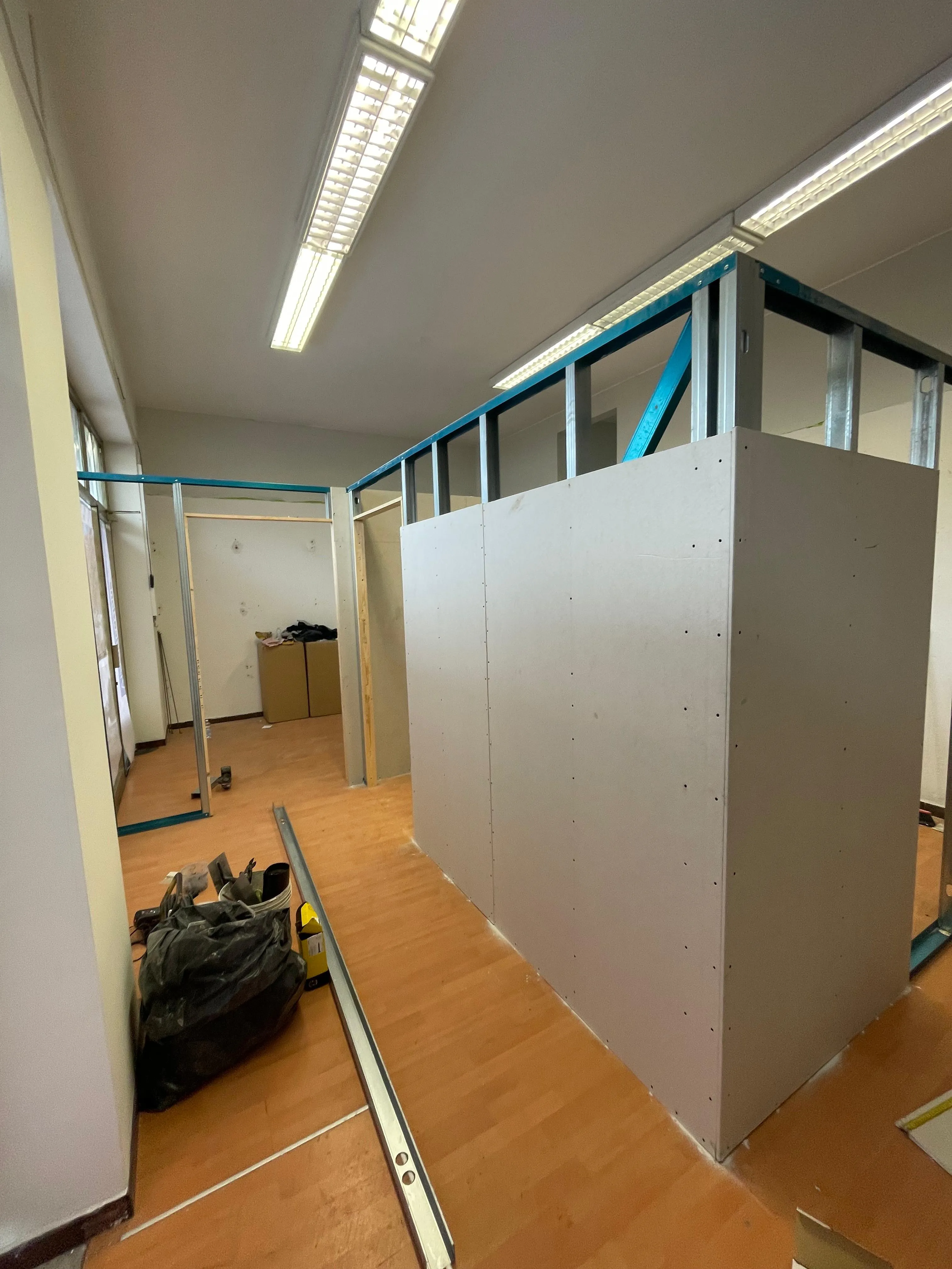 Bagno ristrutturato con doccia e piastrelle decorate