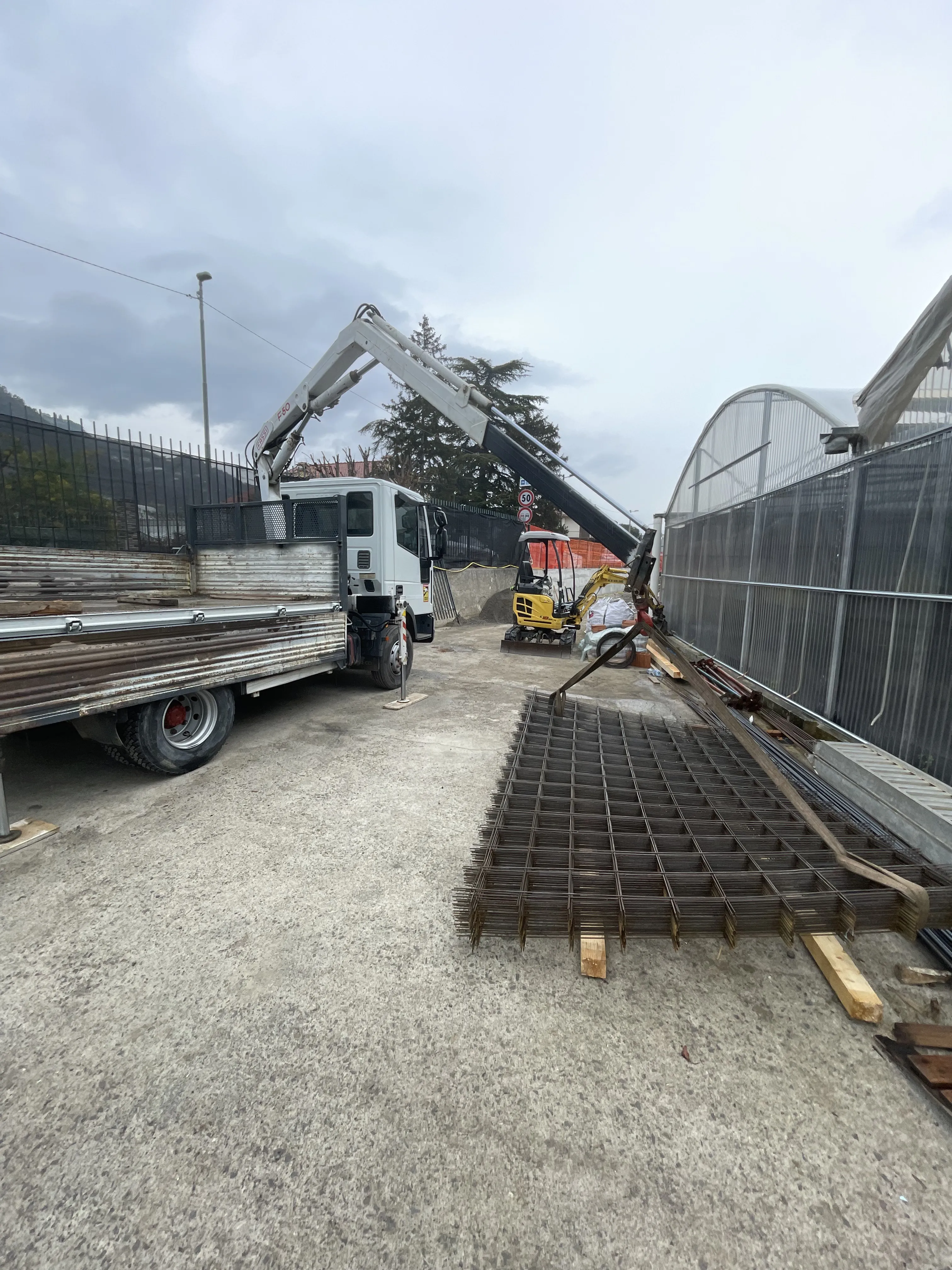 Consegna di rete elettrosaldata in cantiere tramite camion gru