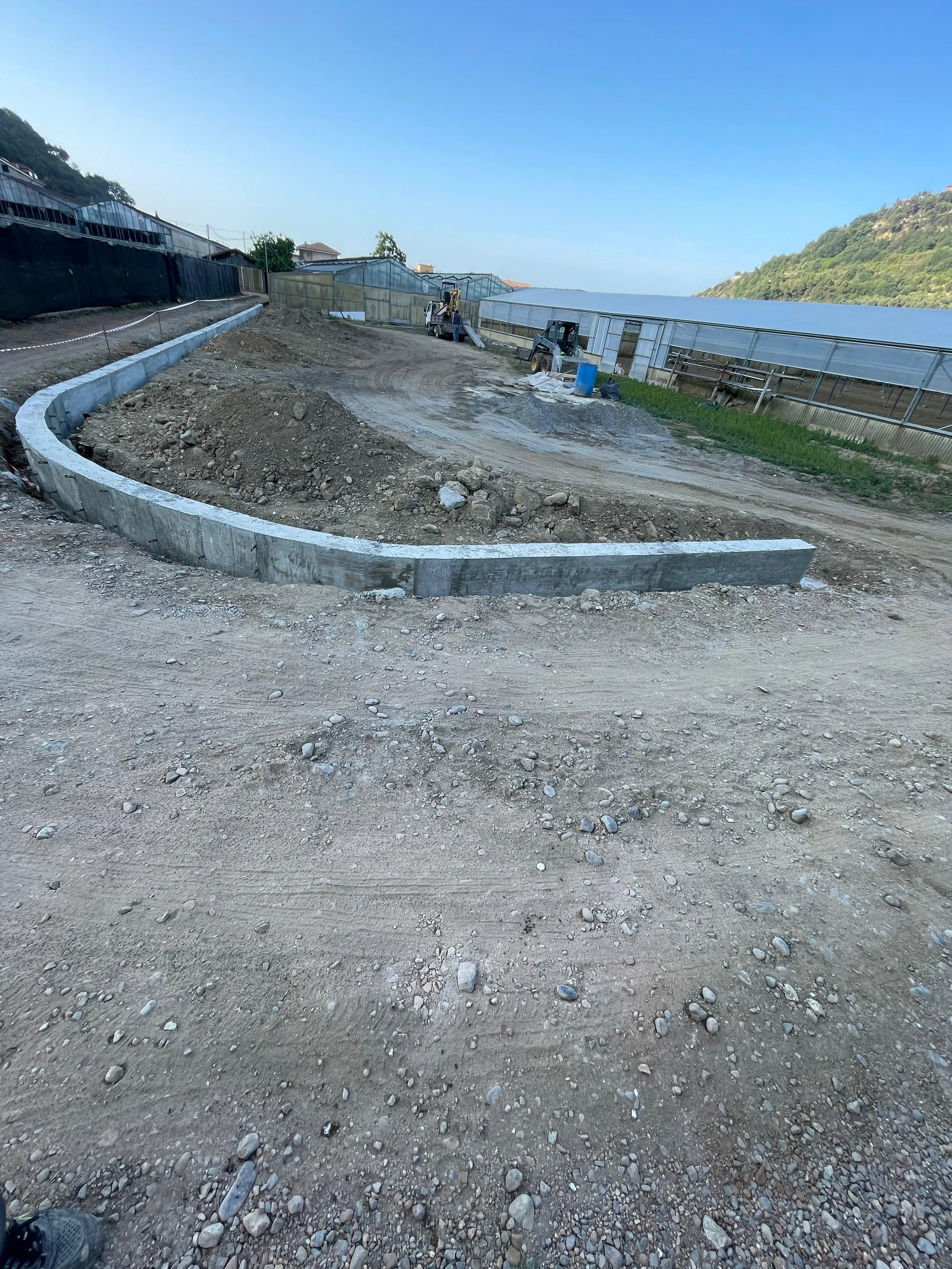 Muro di contenimento in cemento armato completato