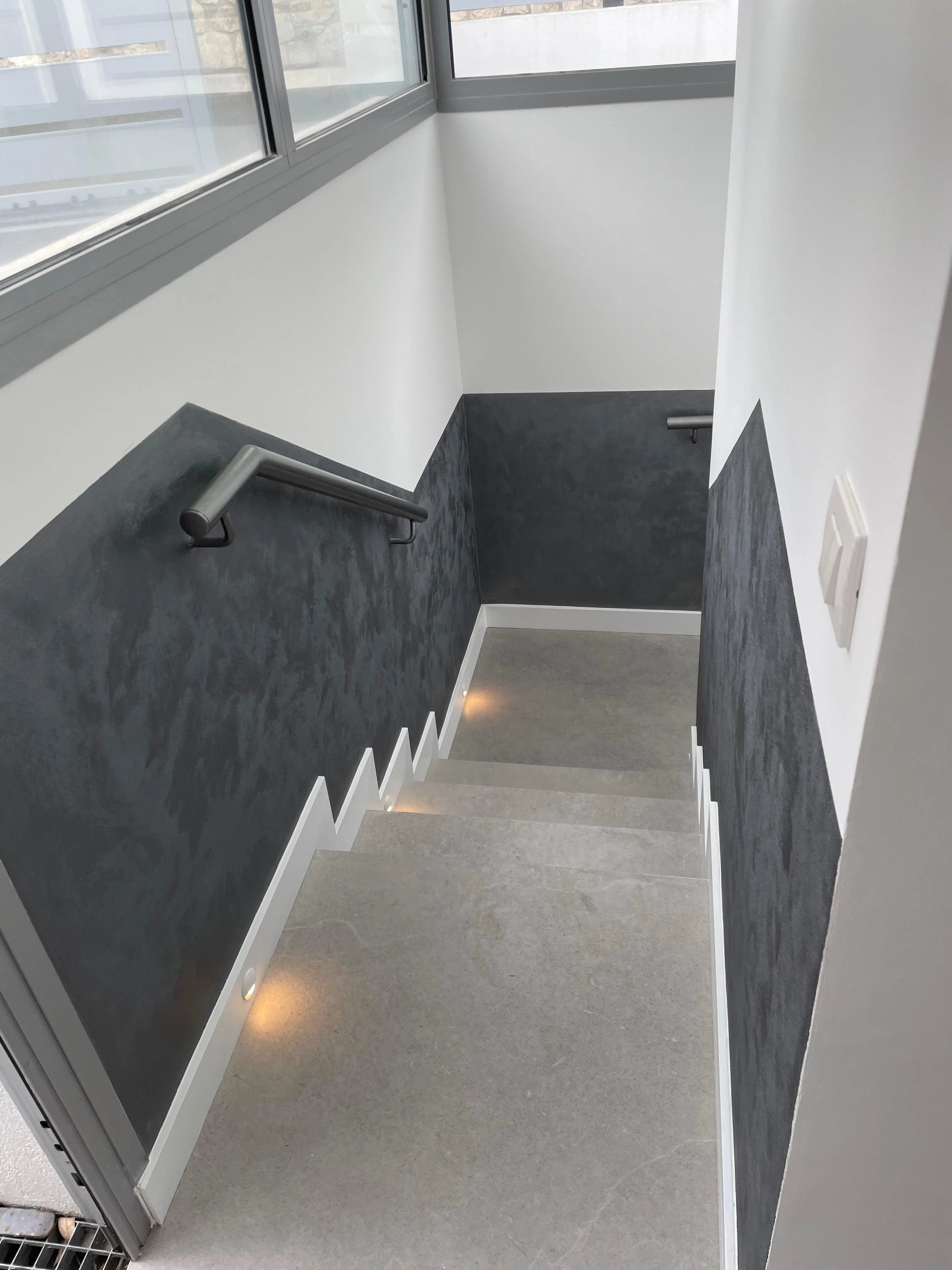 Bagno con lavabo sospeso e pavimento effetto legno
