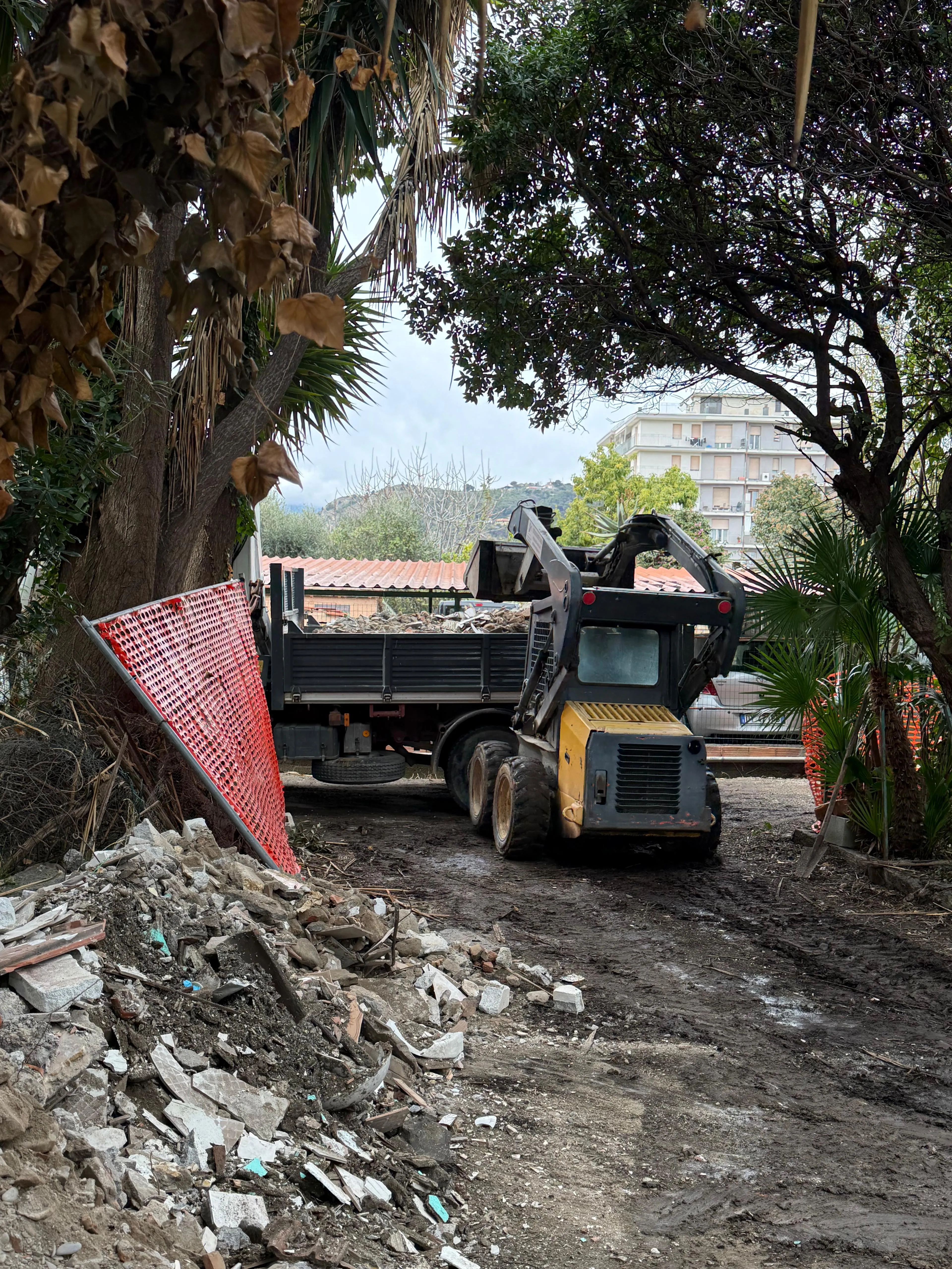 Sollevamento casseri con camion gru su condominio, Riviera ligure
