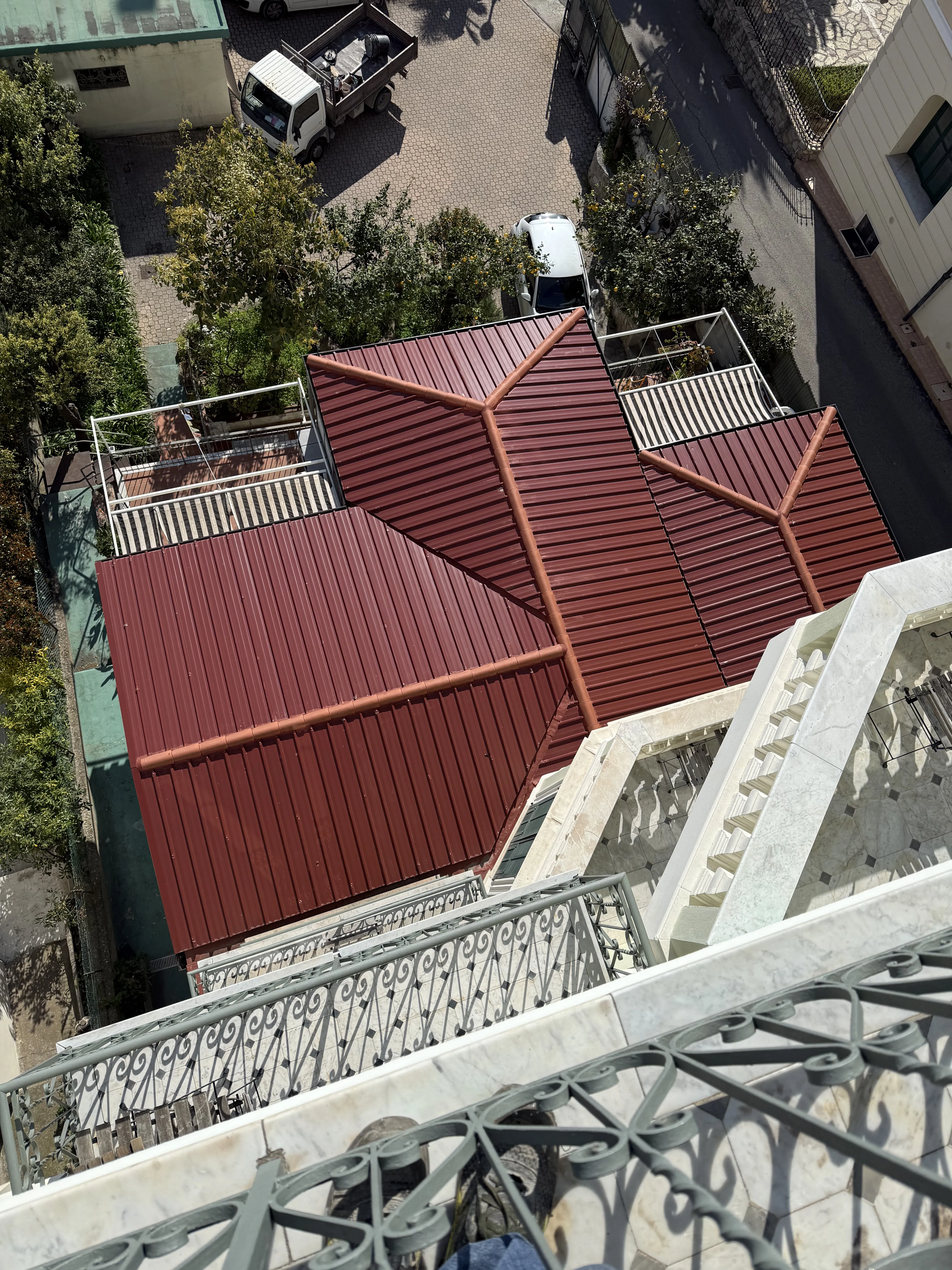 Copertura in lamiera coibentata sulla sommità di un edificio