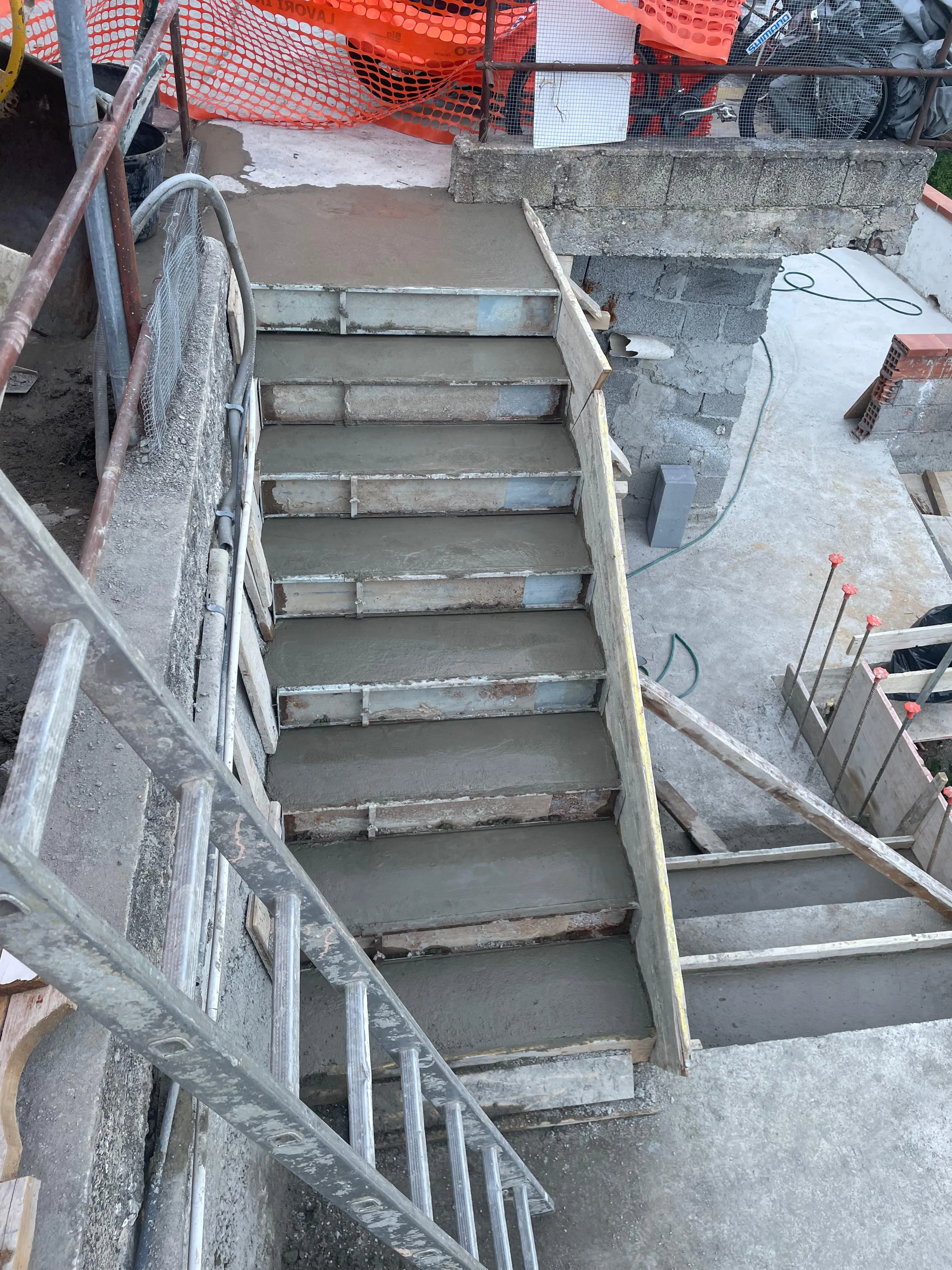Getto delle fondazioni per muro armato in cantiere