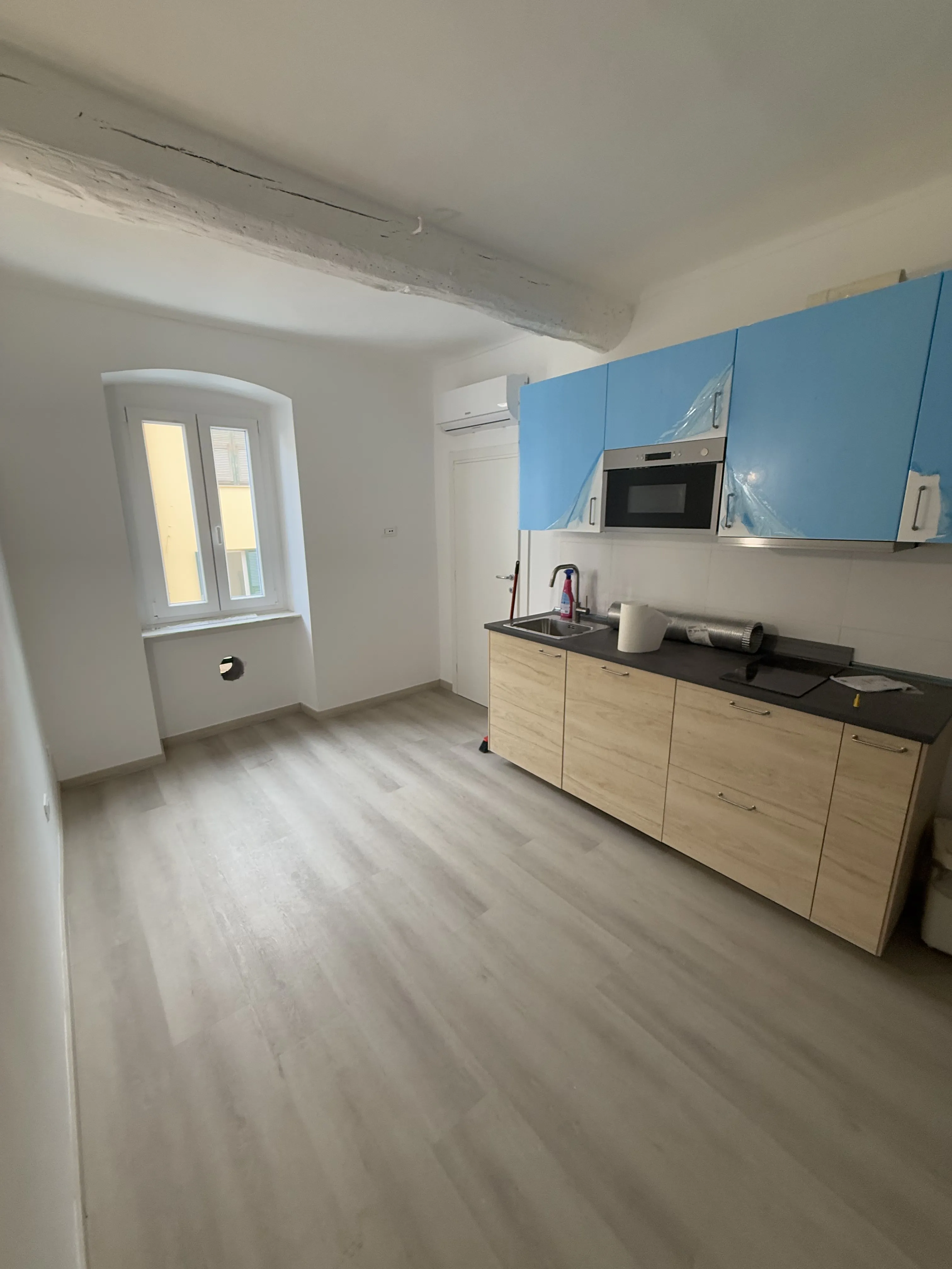 Cucina ristrutturata con travi a vista, Liguria