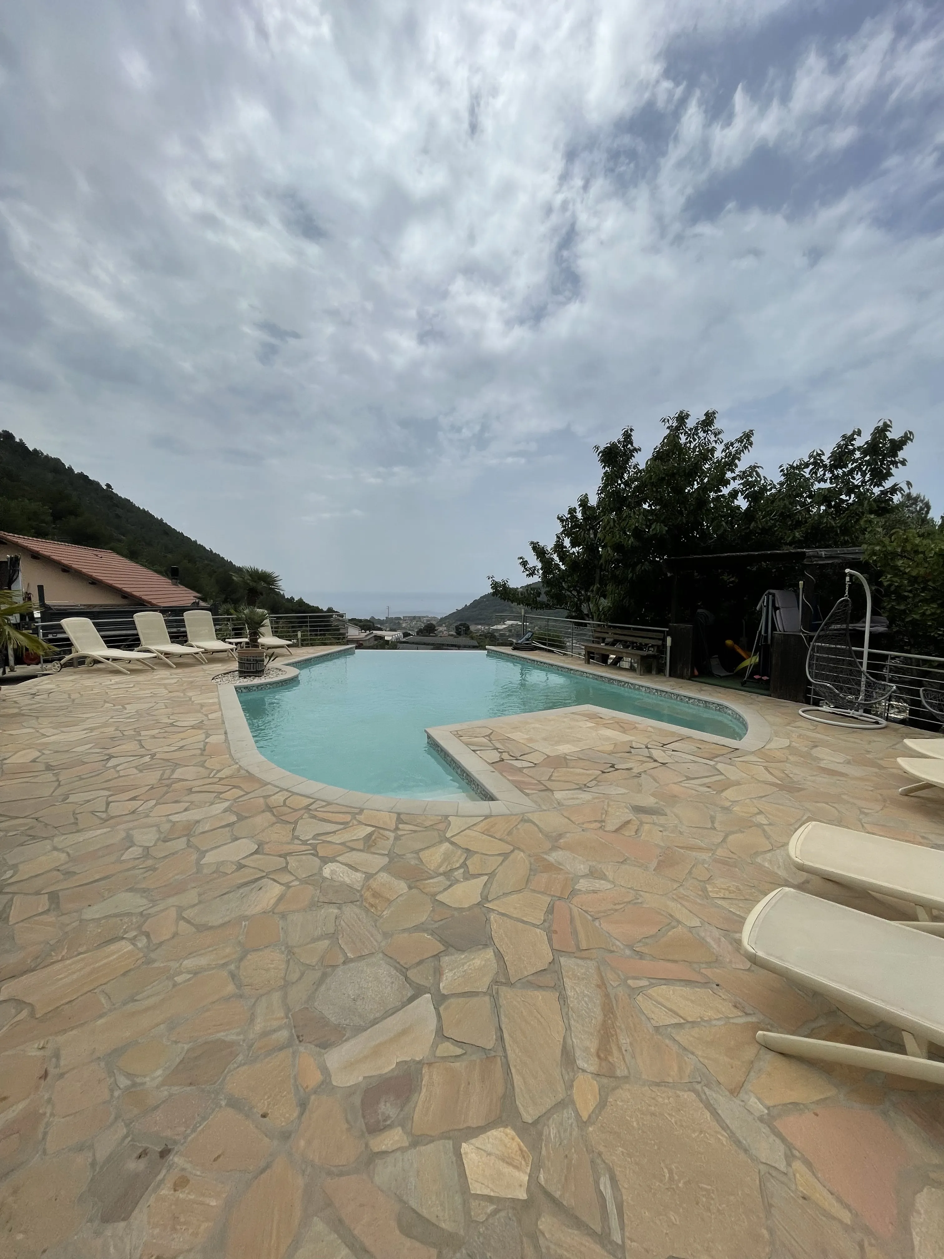 Piscina completata con terrazzo in pietra vista mare, Costa Azzurra