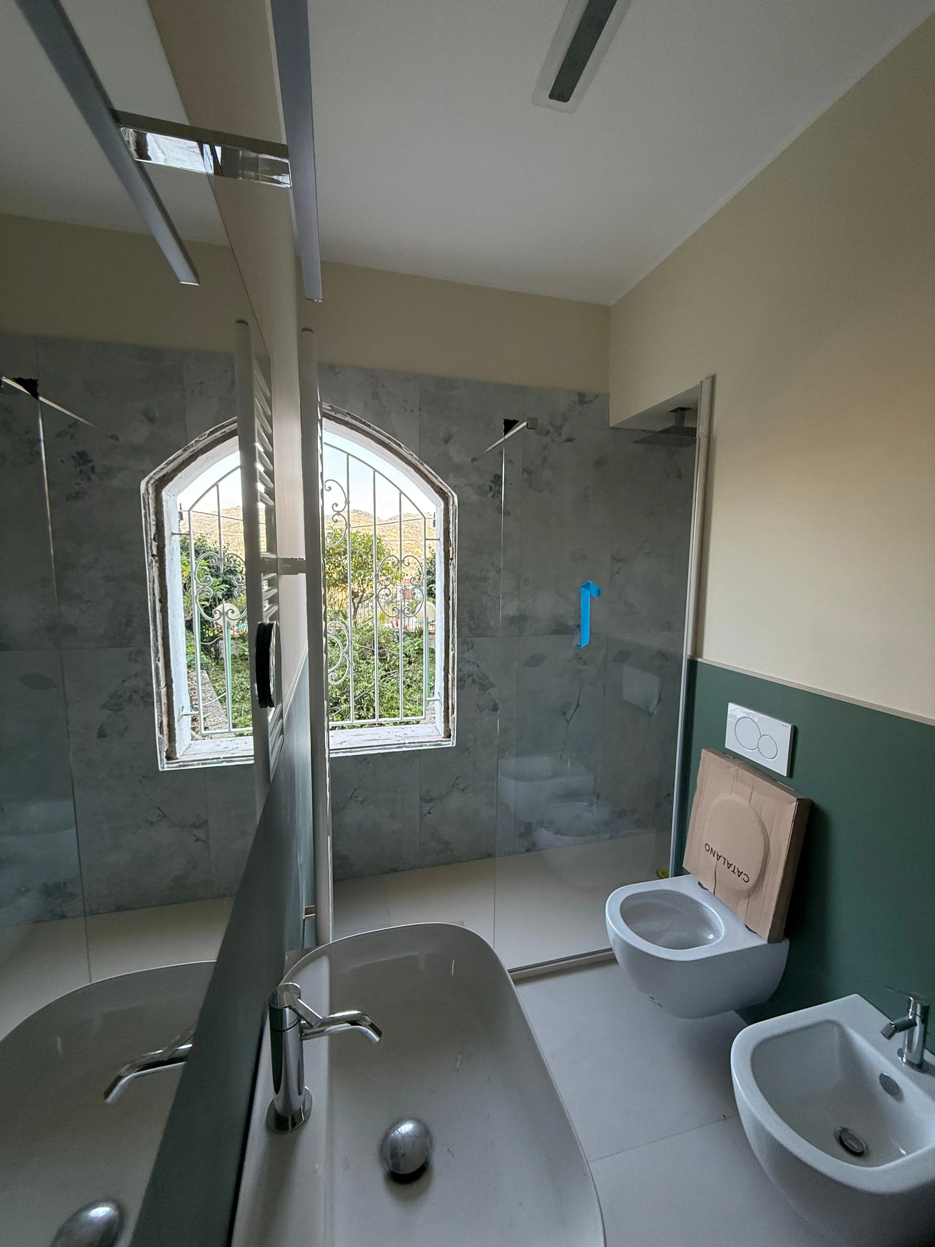 Ristrutturazione bagno moderno con sanitari sospesi