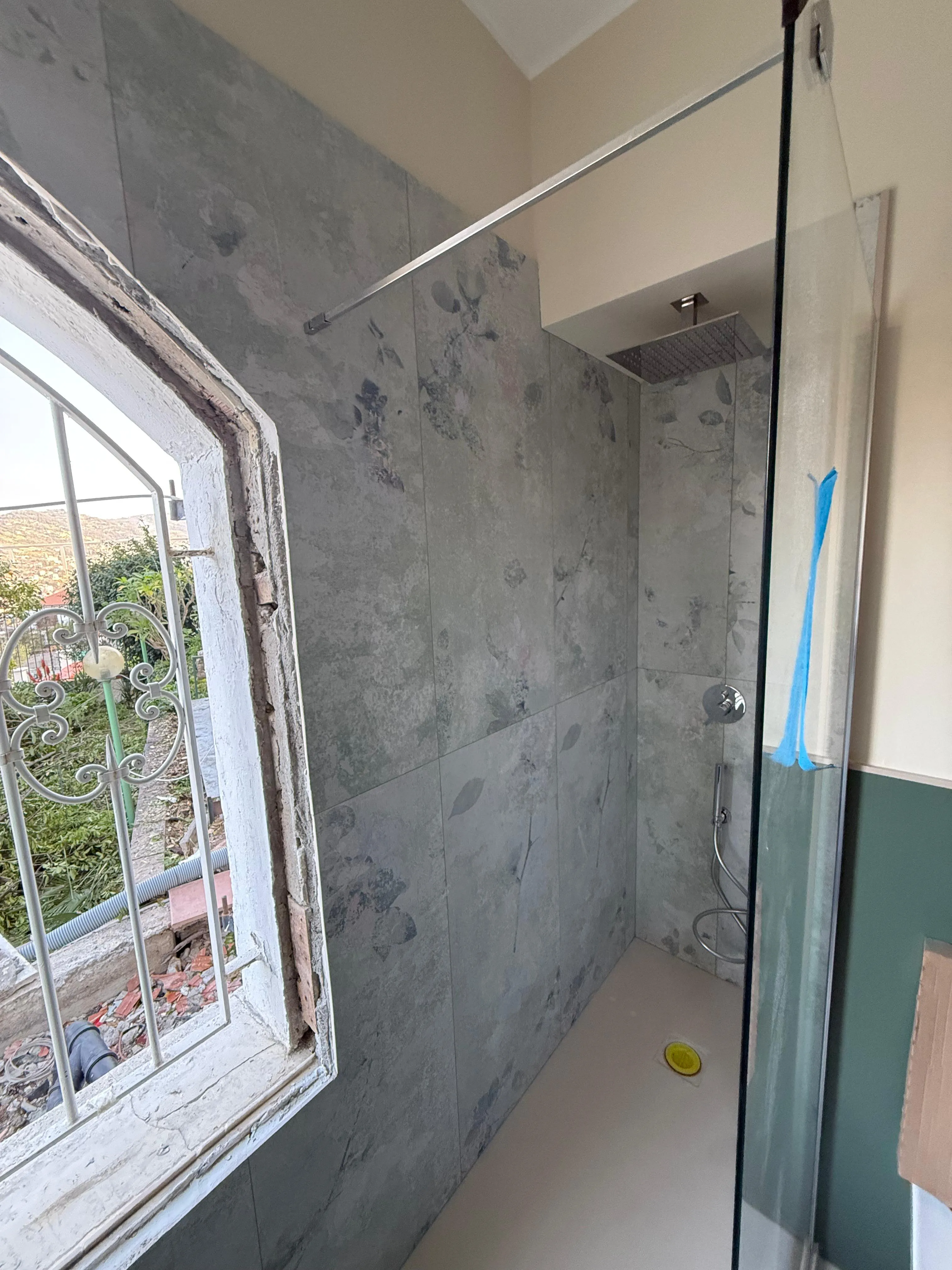 Box doccia in vetro con piastrelle decorate