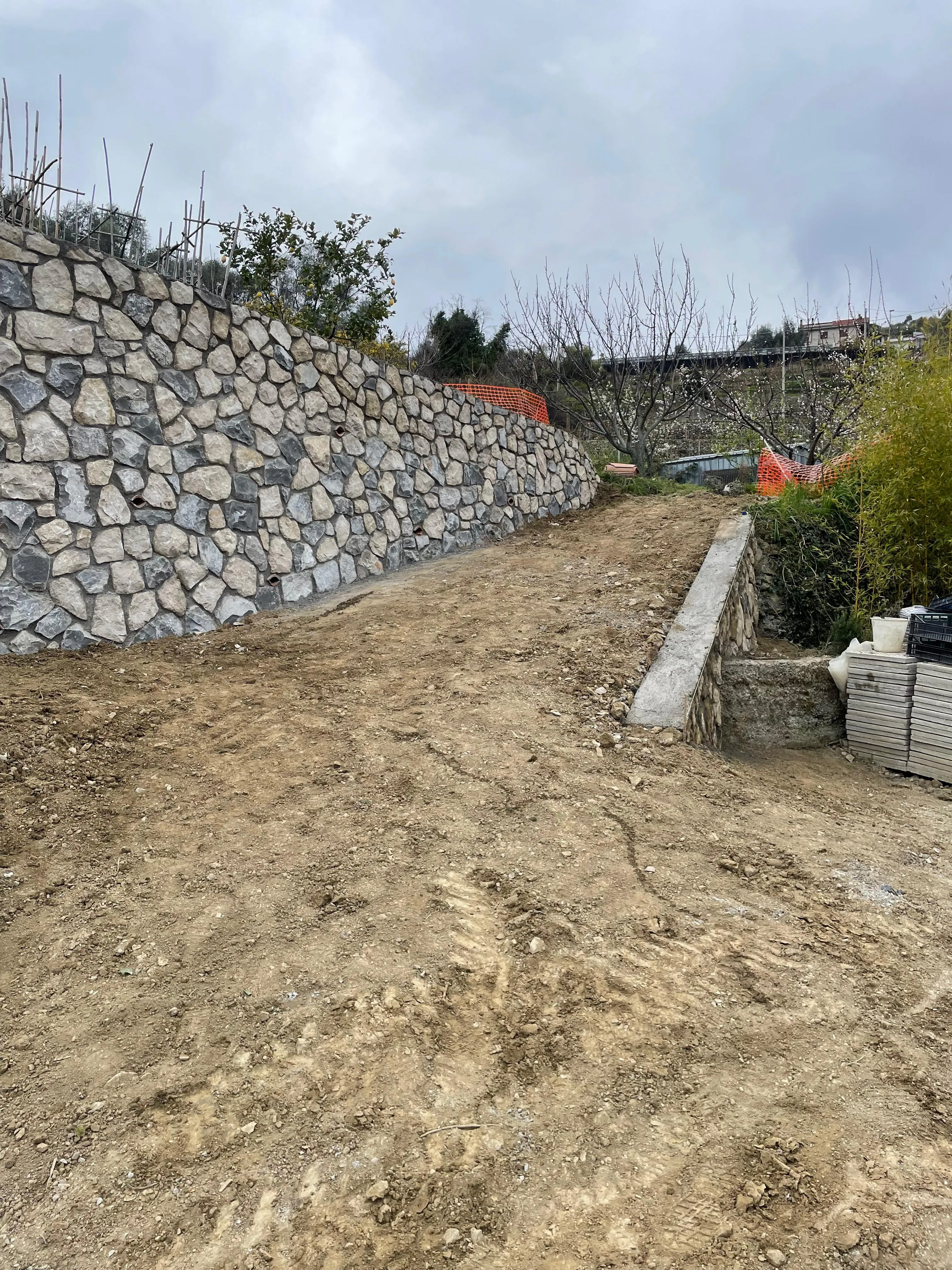 Costruzione di muro di contenimento in pietra