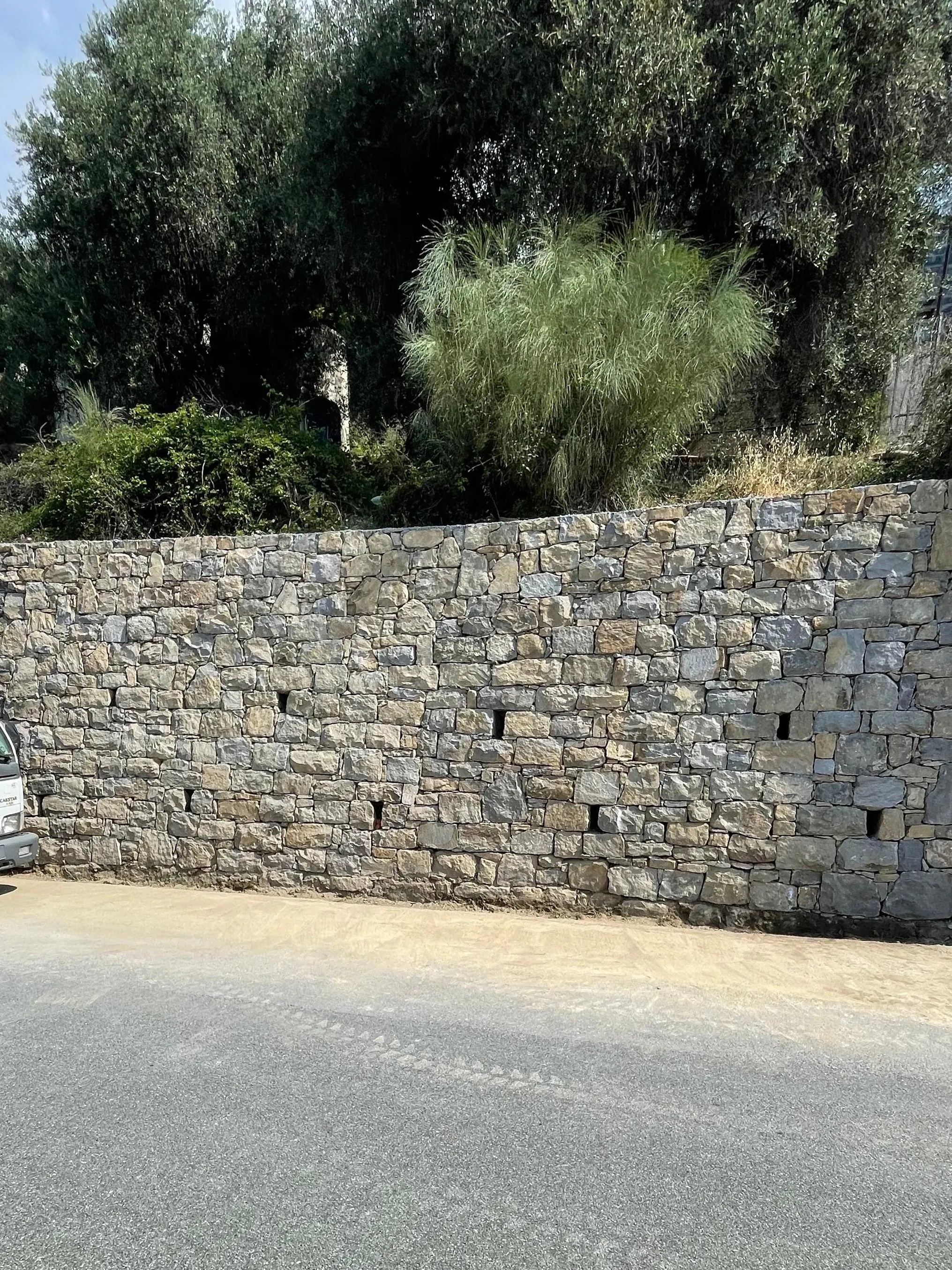 Interno del capannone con pavimento industriale finito